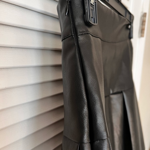 Pleated mini skirt - Picture 4 of 5